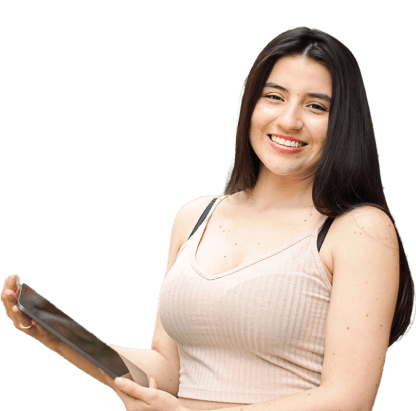 jovenes sonriendo y sosteniendo una tablet