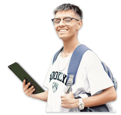 Tres chicos abrazados y sonriendo